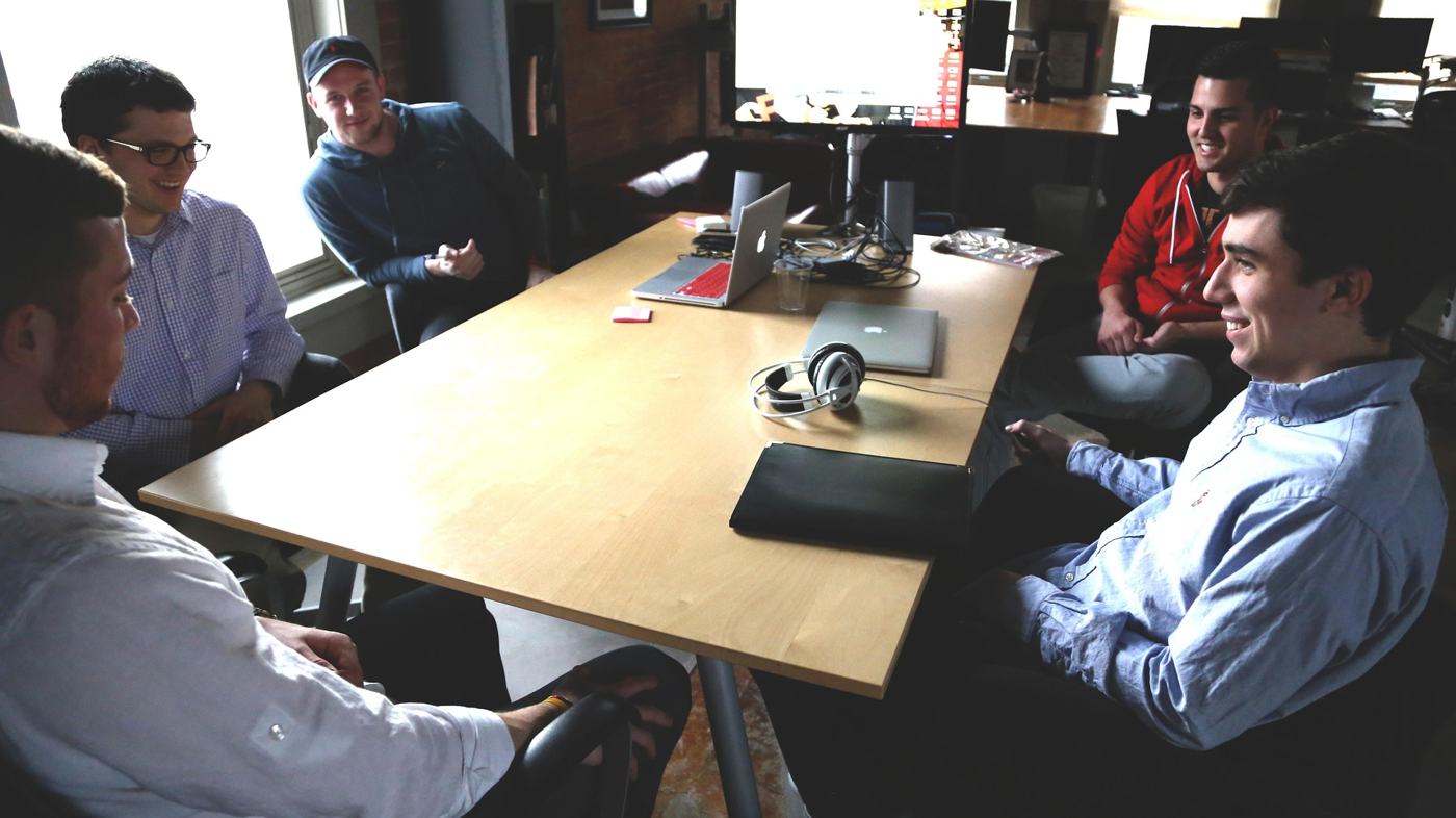 Equipa a conversar à volta de uma mesa de reunião