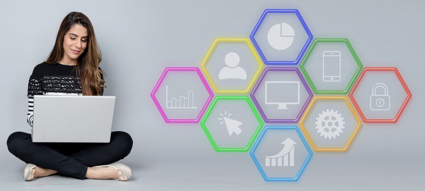 Jovem com portátil junto a ícones de marketing digital e análise