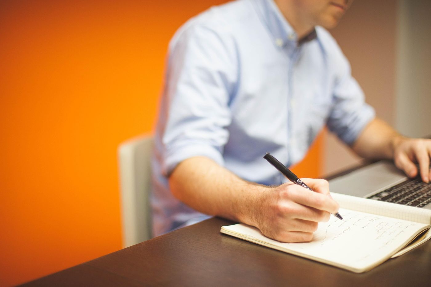 Profissional a tomar notas para o briefing de um site